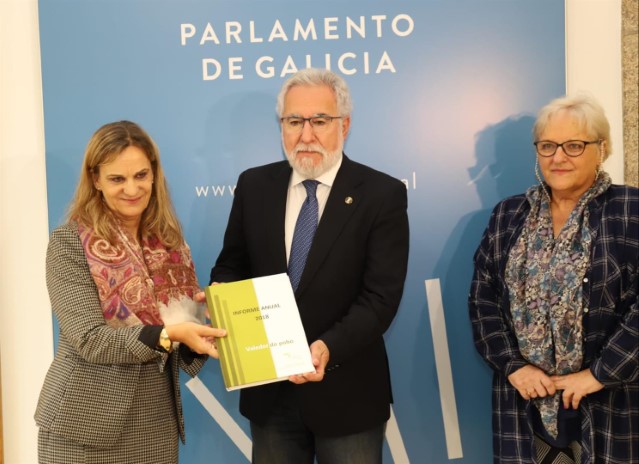 A valedora do Pobo entrega ao presidente do Parlamento o Informe Ordinario de 2018