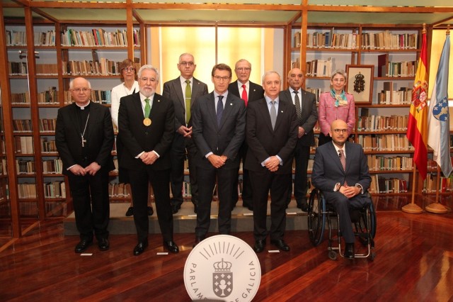 Foto de grupo, na Biblioteca Carballo Calero, logo de asinar no libro de ouro do Parlamento de Galicia
