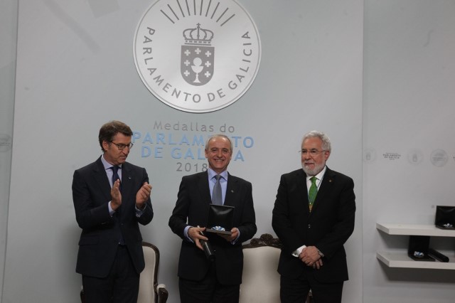 O presidente de Aldeas Infantiles SOS Galicia, Pedro Puig Pérez, recolle a Medallas