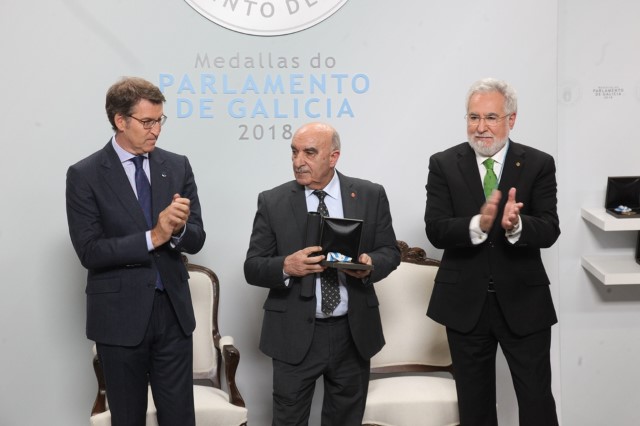 O director de Cáritas Diocesana de Lugo, Ginés Plaza Fernández, recolle a Medalla