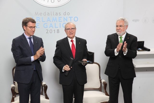 O director de Cáritas Diocesana de Santiago de Compostela, José Anuncio Mouriño Rañó, recolle a Medalla