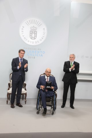 O presidente de COGAMI, Anxo Queiruga, recibe a Medalla