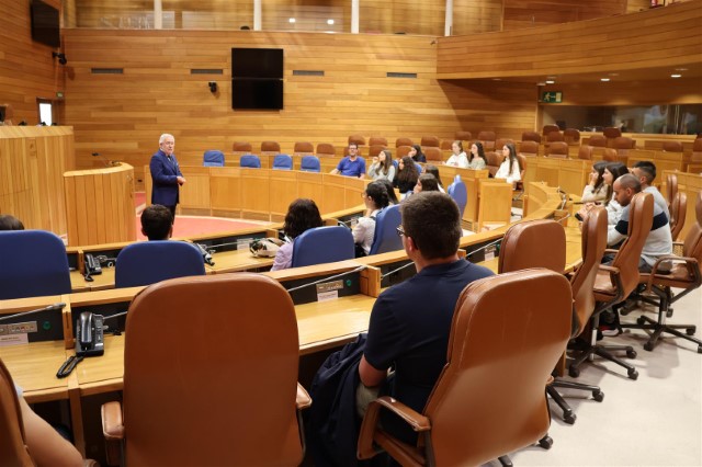 Alumnado gañador do premio Estatuto de Autonomía visita o Parlamento de Galicia