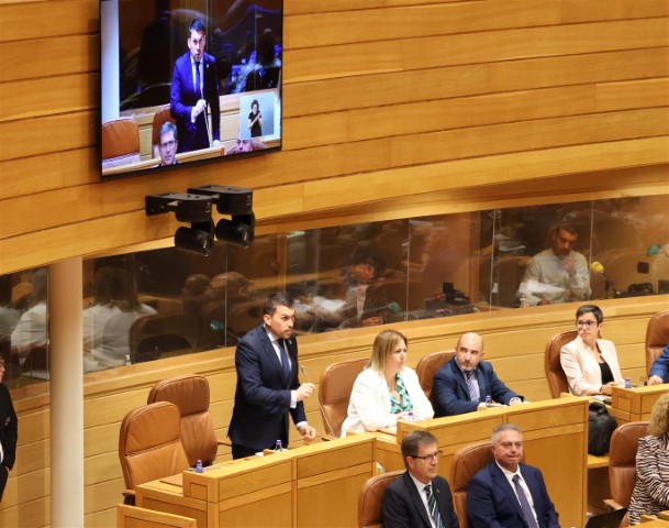 José Luis Regueiro Fernández e Sandra Vilela Riveiro toman posesión como deputados do Parlamento de Galicia