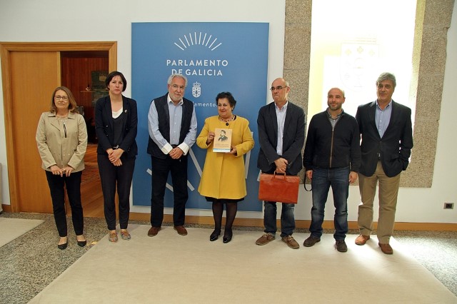 Pilar García Negro entrega ao presidente do Parlamento o seu libro “Himno galego: Unha historia parlamentar (inconclusa)”