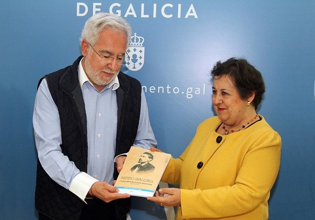 Pilar García Negro entrega ao presidente do Parlamento o seu libro “Himno galego: Unha historia parlamentar (inconclusa)”