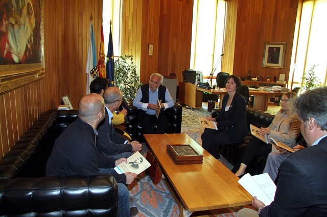 Pilar García Negro entrega ao presidente do Parlamento o seu libro “Himno galego: Unha historia parlamentar (inconclusa)”