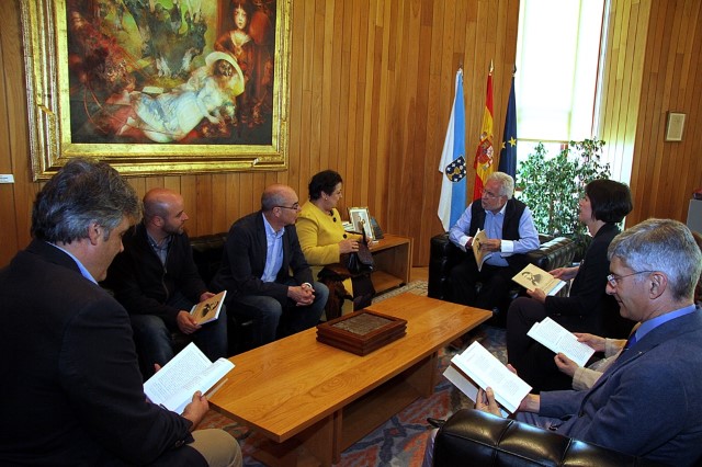 Pilar García Negro entrega ao presidente do Parlamento o seu libro “Himno galego: Unha historia parlamentar (inconclusa)”