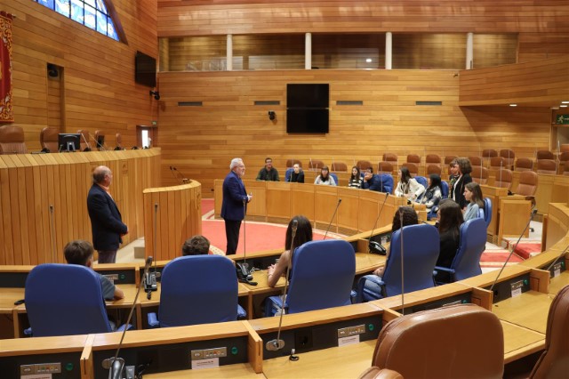 Alumnado gañador do Premio Estatuto de Autonomía 2024 visita o Parlamento de Galicia
