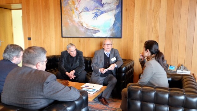 O Padroado do Museo do Pobo Galego entrega á presidenta do Parlamento o libro "Galicia: un pobo con futuro?"