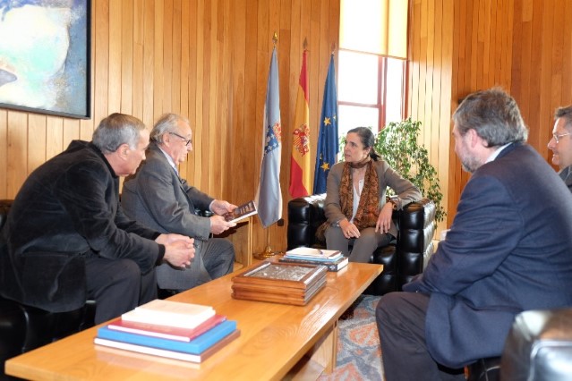 O Padroado do Museo do Pobo Galego entrega á presidenta do Parlamento o libro "Galicia: un pobo con futuro?"