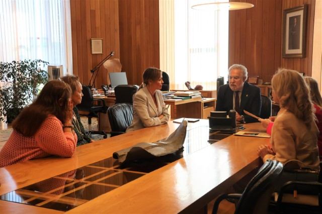 Integrantes da Asociación Mulleres +60, de Ourense, reúnense co presidente do Parlamento e coa conselleira de Política Social e Igualdade