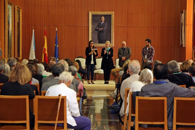 Os participantes no 82 Congreso PEN Internacional visitaron o Parlamento de Galicia