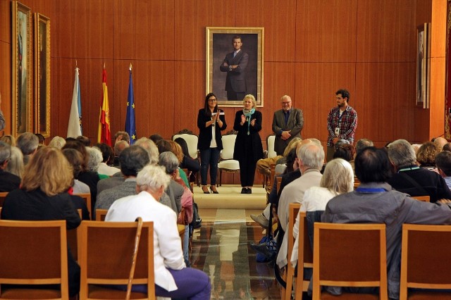 Os participantes no 82 Congreso PEN Internacional visitaron o Parlamento de Galicia