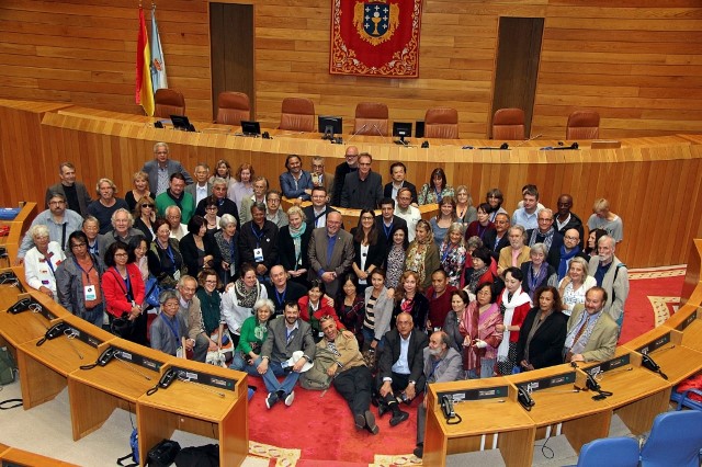 Os participantes no 82 Congreso PEN Internacional visitaron o Parlamento de Galicia