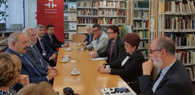 O presidente do Parlamento explica no Instituto Cervantes de Lisboa a lei para o aproveitamento da lingua portuguesa e vínculos coa lusofonía