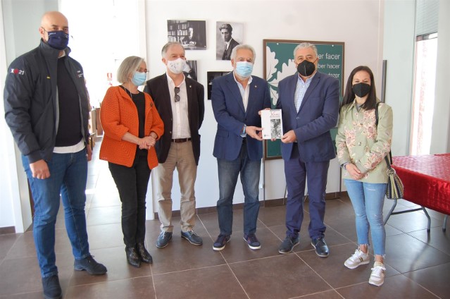 O presidente do Parlamento entrega ao alcalde de Lobeira un exemplar dun libro homenaxe a Xaquín Lorenzo, Xocas
