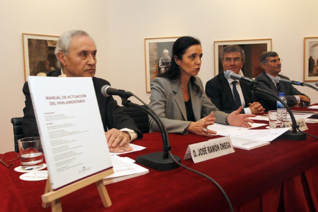 Pilar Rojo aposta por divulgar as normas e procedementos parlamentarios para dar a coñecer as institucións