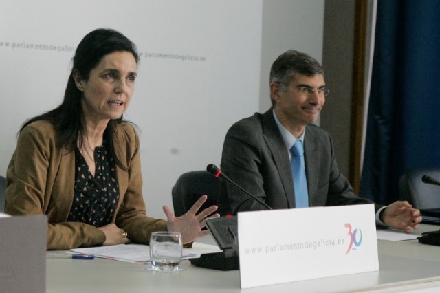 Na presentación participaron a presidenta do Parlamento e mailo letrado oficial maior da Cámara. Foto: Jessica Barcala