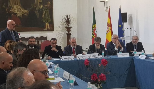 De dereita a esquerda: presidente do Parlamento de Galicia, presidente Asemblea RIET, conselleiro Medio Ambiente da Junta de Andalucía, presidente RIET, presidente Deputación de Huelva, alcalde de Moguer e secretario xeral do Eixo Atlántico