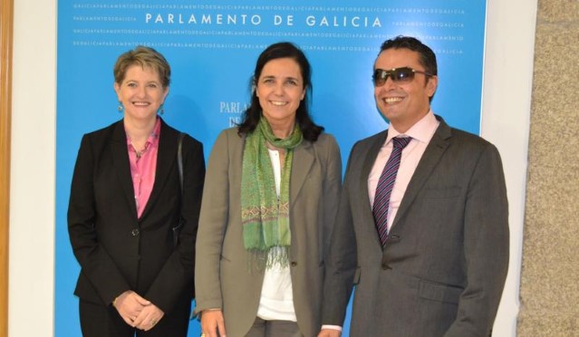 A ONCE entrega ao Parlamento de Galicia un exemplar do libro "Aniversarios de ilusión"