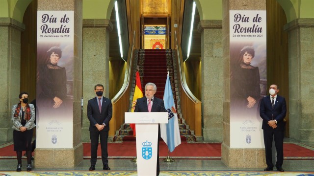 O Parlamento de Galicia súmase á celebración do Día de Rosalía coa plantación dunha figueira procedente da casa museo da poetisa