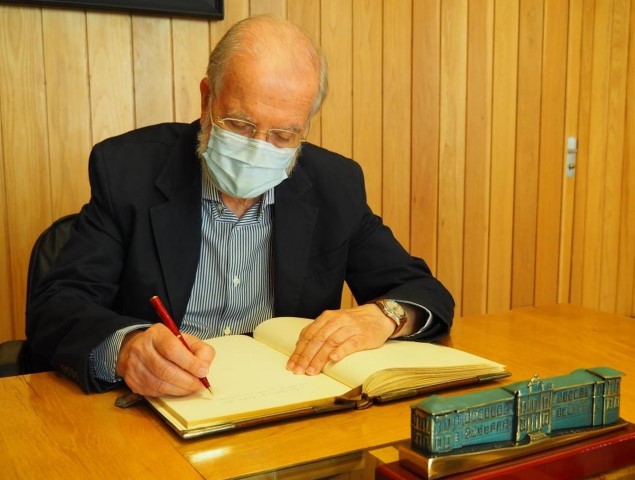 Siro López doa ao Parlamento de Galicia a súa colección de caricatura política