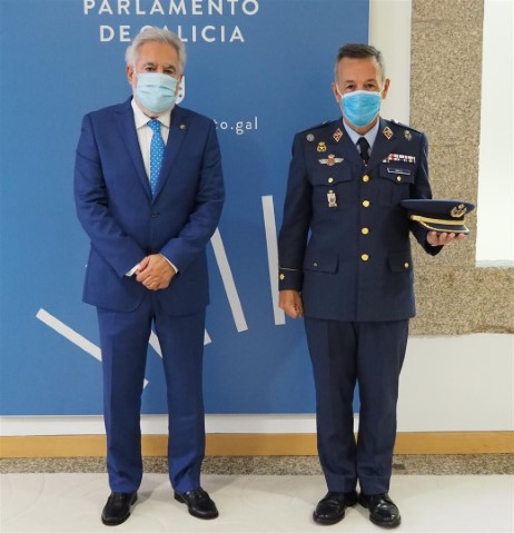 Visita protocolaria do comandante militar aéreo de Santiago ao Parlamento de Galicia