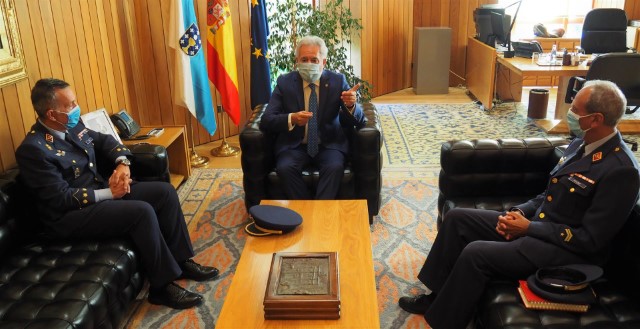 Visita protocolaria do comandante militar aéreo de Santiago ao Parlamento de Galicia