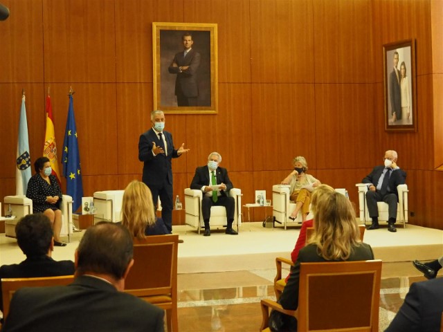 O Parlamento de Galicia rende homenaxe a Carballo Calero cun libro e unha mostra bibliográfica