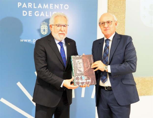 O fiscal superior de Galicia entrega a Memoria de 2018 ao presidente do Parlamento 