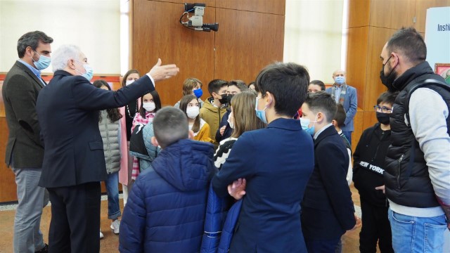 Alumnado do CEIP Campomaior, de Ordes,  visita a exposición sobre o 40º aniversario do Parlamento de Galicia