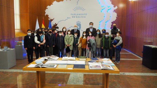 Alumnado do CEIP Campomaior, de Ordes,  visita a exposición sobre o 40º aniversario do Parlamento de Galicia