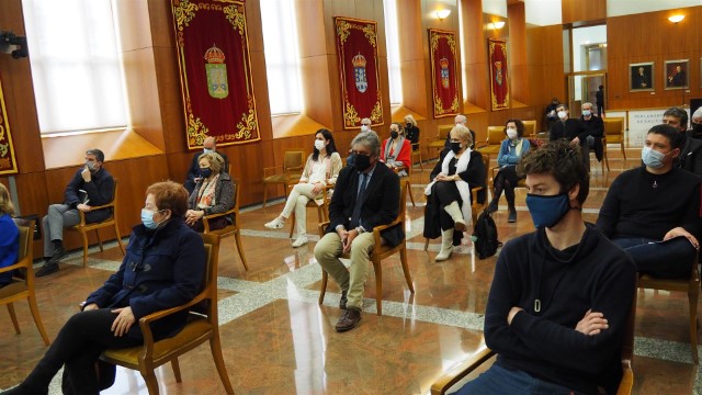 O Parlamento de Galicia homenaxea a Celso Emilio Ferreiro cunha  biografía que analiza a proxección do escritor durante a catro décadas transcorridas desde o seu falecemento