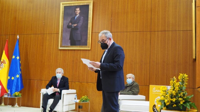O Parlamento de Galicia homenaxea a Celso Emilio Ferreiro cunha  biografía que analiza a proxección do escritor durante a catro décadas transcorridas desde o seu falecemento
