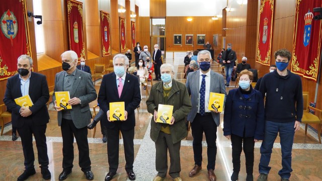 O Parlamento de Galicia homenaxea a Celso Emilio Ferreiro cunha  biografía que analiza a proxección do escritor durante a catro décadas transcorridas desde o seu falecemento