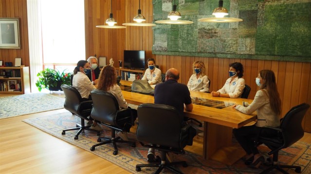 As participantes no “Reto Pelayo Vida” visitan o Parlamento de Galicia