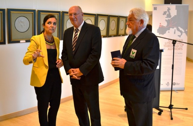 A presidenta do Parlamento de Galicia, co presidente do Comité das Rexións, Michel Lebrun,  e co escultor Manuel Ferreiro Badía, autor das Medallas das Letras Galegas