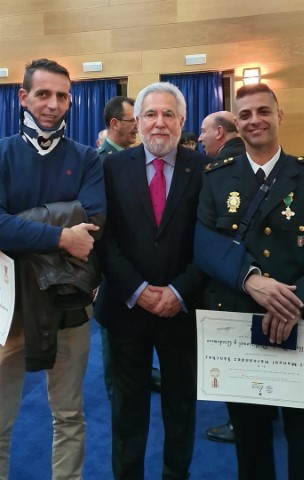 O presidente do Parlamento recibe a Medalla de Ouro do Mérito Académico e Profesional do Instituto de Criminalística