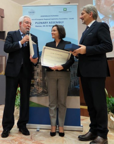 O presidente do Parlamento de Galicia, coa presidenta da Asemblea dos Azores e o presidente da CALRE, ao recibir o premio