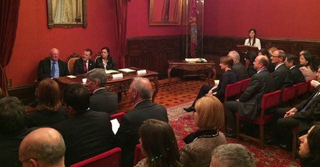 Pilar Rojo anima aos participantes na Asemblea da CALRE a sumarse “á longuísima nómina de embaixadores de Santiago e de Galicia”