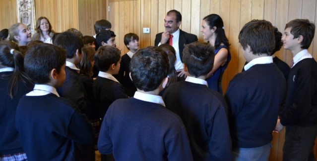 A presidenta do Parlamento recibe a un grupo de alumnos do Colexio SEK-Atlántico que visitaron a Cámara
