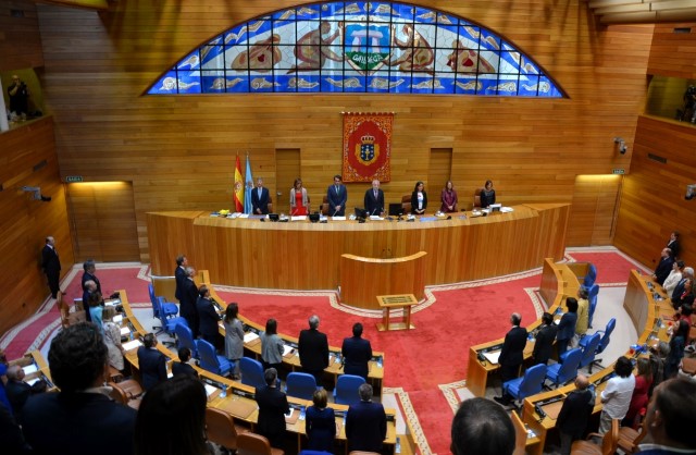 Deputadas e deputados, postos en pé, entoaron o himno de Galicia ao remate do Pleno