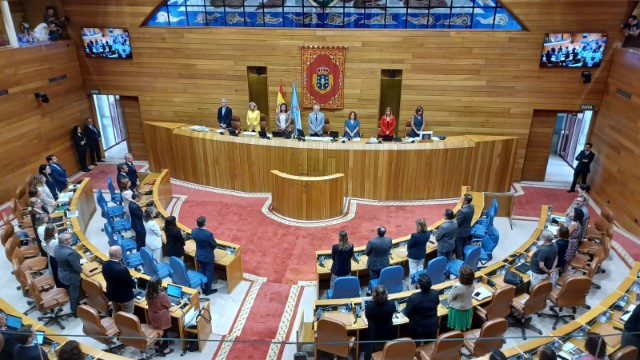 Minuto de silencio no Parlamento de Galicia  polo incendio rexistrado en Vigo