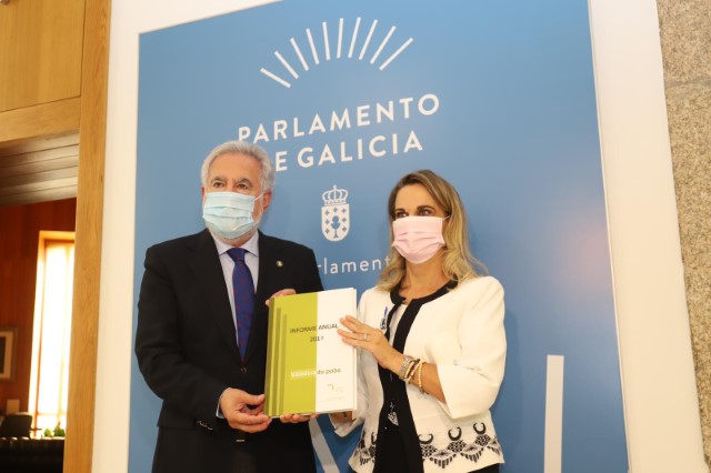 A valedora do Pobo entrega ao presidente do Parlamento o Informe ordinario de 2019