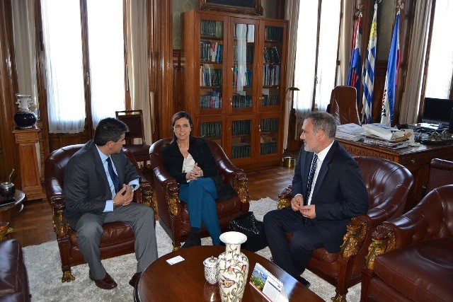 Pilar Rojo entrevístase co vicepresidente da República de Uruguai e presidente do Senado
