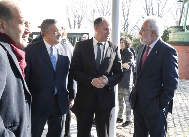 Unha delegación do Parlamento de Galicia visita a Exposición sobre o Pergamiño Vindel