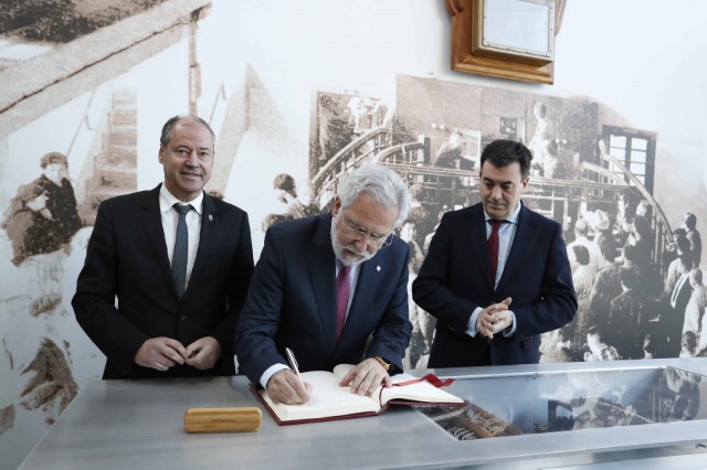 Unha delegación do Parlamento de Galicia visita a Exposición sobre o Pergamiño Vindel