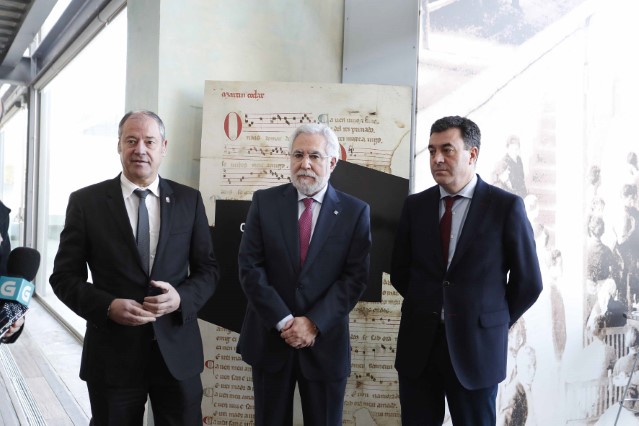 Unha delegación do Parlamento de Galicia visita a Exposición sobre o Pergamiño Vindel