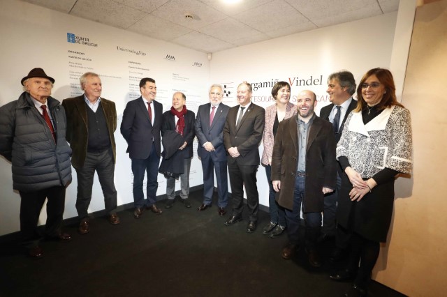 Unha delegación do Parlamento de Galicia visita a Exposición sobre o Pergamiño Vindel